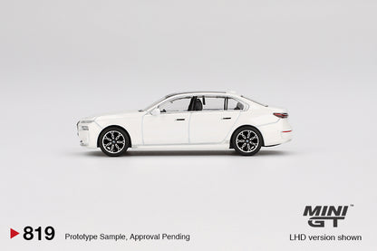 MGT00819 BMW i7 xDrive60 Mineral White