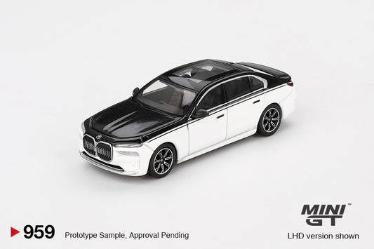MGT00959 (Box) BMW i7 xDrive60 Alpine White Black Sapphire