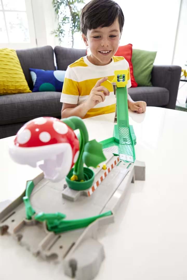 HLN43 Hot Wheels Mario Kart Piranha Plant Track Playset